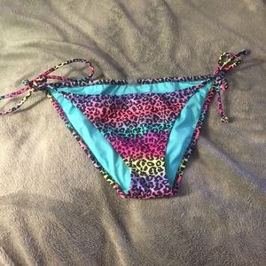 VS bikini bottoms in leopard print. Great shape.